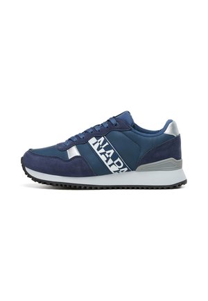 Blå og marineblå sneaker med hvid "NAPAPI" logo på siden, snørelukning foran, hvid mellemsål, sort sål og sølv detalje på hælen.