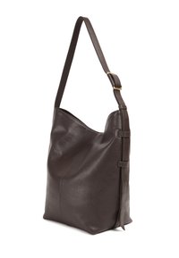 Sac hobo en cuir marron au design souple, doté d'une bandoulière unique réglable et d'un détail accent sur le côté. Texture lisse avec une quincaillerie minimale.