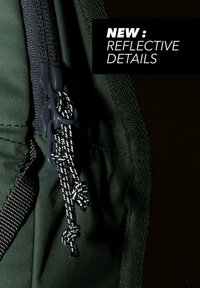 Zielona tkanina o teksturowanej powierzchni wyposażona w ciemne zamki błyskawiczne i odblaskowe detale na sznurkach do ściągania, poprawiające widoczność.