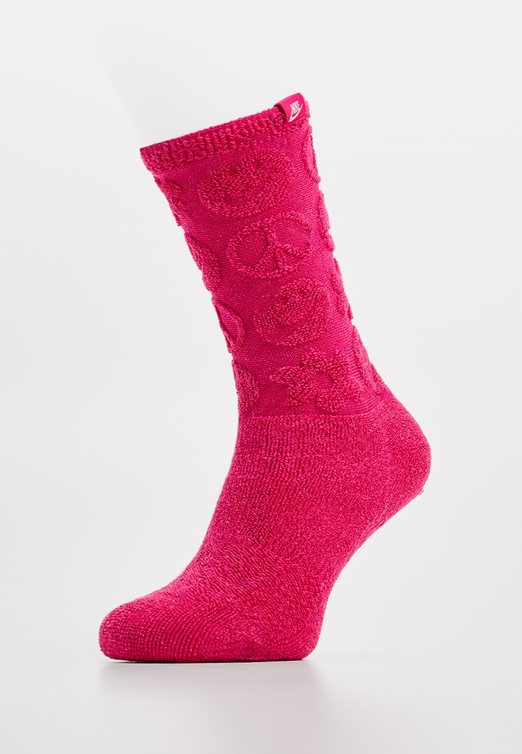 Rosa Crew-Sock mit einem erhabenen Friedenszeichen-Muster, strukturierter Oberfläche und geripptem Bündchen. Akzentuiert mit einem kleinen Logo-Tag am Bund.