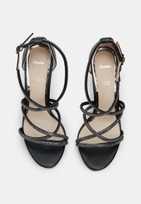 Melnas augstpapēžu sandales ar krustveida siksnām, ar spīdīgu apdari un smalkiem rhinestone akcentiem uz siksnām. Mīksta iekšējā odere.