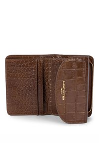 Portefeuille en cuir marron avec une texture crocodile, doté de plusieurs emplacements pour cartes, d'un compartiment à zip et d'un logo doré "Lancaster Paris".