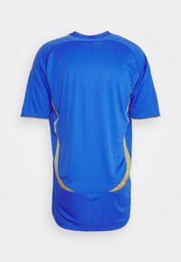 Jersey deportivo azul hecho de tejido ligero, con rayas horizontales, mangas cortas y detalles en dorado a lo largo de los lados y el cuello.