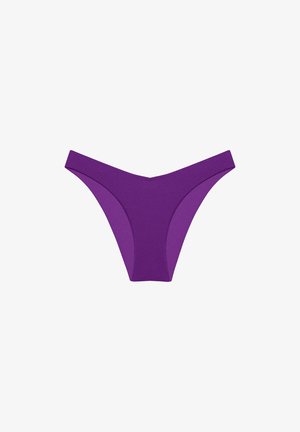 Paarse bikini onderkant met een strak ontwerp, voorzien van soepel materiaal, hoge snit aan de zijkanten en minimale bedekking. Geen patronen of hardwaredetails.