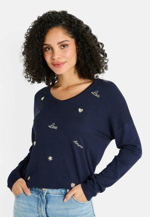 Pull en bleu marine avec un col en V, décoré de texte brodé en or "Love" et de cœurs, à manches longues et à coupe décontractée.