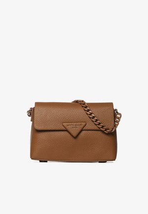 Braune, strukturierte Leder-Umhängetasche mit Klappenverschluss und passendem Kettenriemen, dreieckiges Logo-Patch vorne auf der Klappe sichtbar.