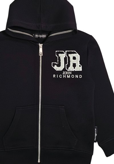 Felpa nera con zip frontale, tasche anteriori e cappuccio, con scritta bianca "JR John Richmond" sul lato sinistro del petto.