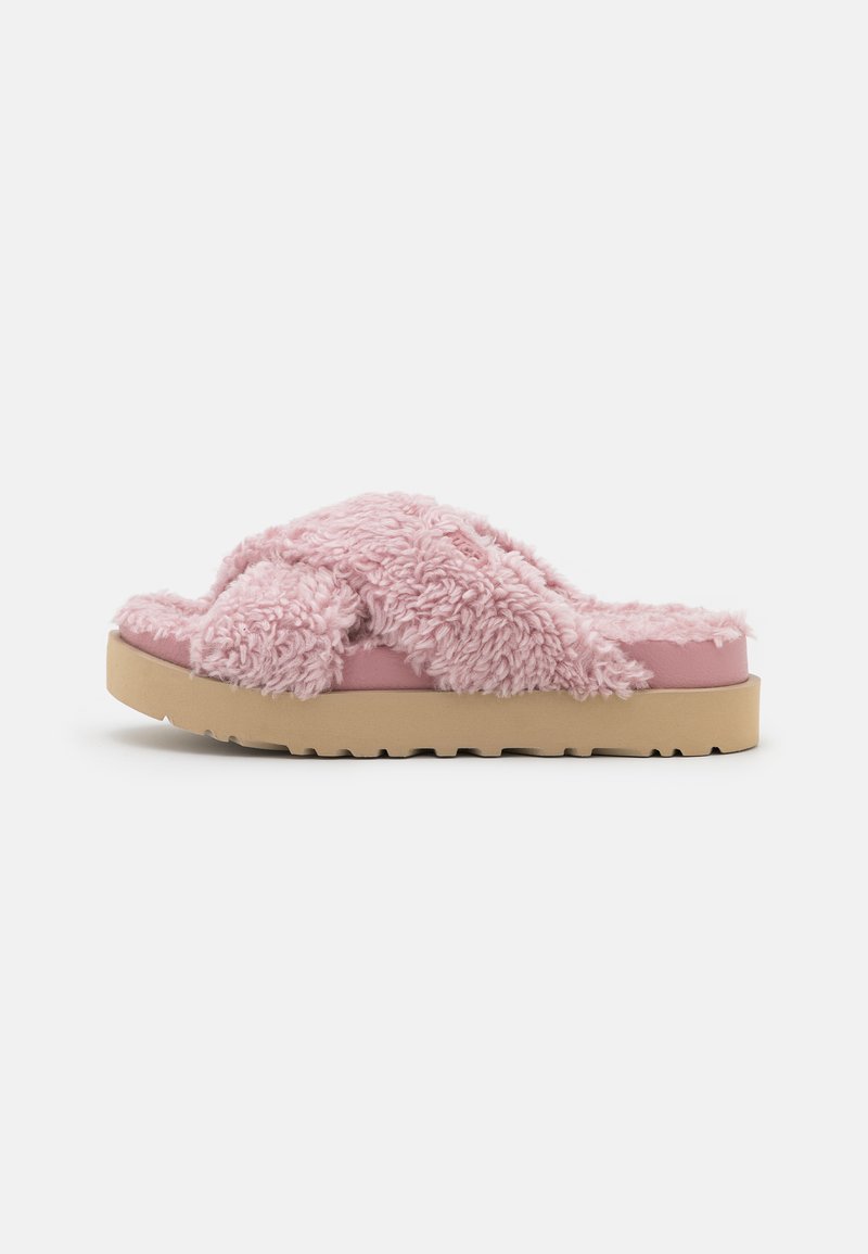 Ciabatta slide rosa pelosa con una tomaia texturizzata e soffice e una suola piatta marrone chiaro, caratterizzata da un design semplice a slip-on e da una finitura morbida.