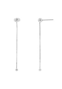 Orecchini a goccia in argento con una sottile catena, una sfera all'estremità e un perno esagonale. Texture liscia e design minimalista.