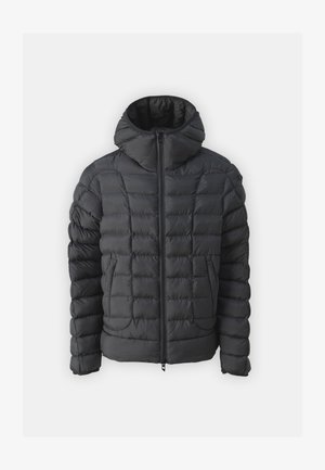 Crna puffer jakna s visokim okovratnikom, prednjim zatvaračem i horizontalnim štepom. Ima dva bočna džepa i glatku teksturu.