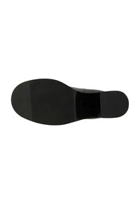 Semelle de chaussure habillée noire avec une zone d’adhérence texturée sur la moitié avant et une section talon lisse, vue de dessous.