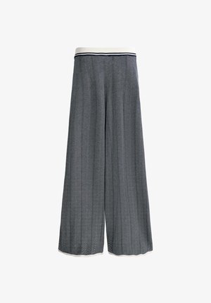 Graue Hose mit weitem Bein und feinem Chevron-Muster sowie weißem elastischem Bund mit schwarzem Streifen, auf weißem Hintergrund präsentiert.