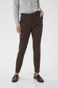 Pantaloni marroni slim-fit realizzati in un morbido misto cotone, con tasche laterali, una texture liscia e risvolti, abbinati a mocassini neri.