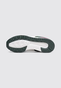 Suela de zapatilla con una base blanca y una suela de goma verde oscura. Presenta patrones texturizados para el agarre y la flexibilidad, y un diseño de arco ligero.