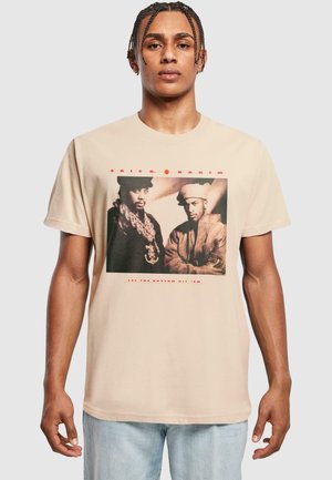 Beige bomulds t-shirt med et forsidegrafik af to mænd i sort-hvid med rød tekst "ERIC B. & RAKIM" og "LET THE RHYTHM HIT 'EM."