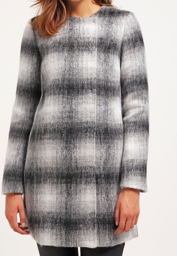 Dlouhý kabát z vlněné směsi v černobílém károvaném vzoru, s kulatým výstřihem a dlouhými rukávy, rovného a volného střihu.