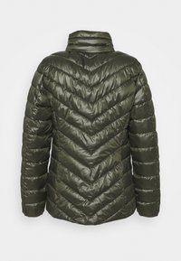 Olivgrüne, gesteppte Steppjacke mit Chevron-Steppung und hohem Kragen, von hinten vor weißem Hintergrund gezeigt.