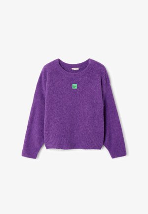 Pull violet à manches longues en tissu duveteux avec col rond, poignets et ourlet côtelés, présenté à plat sur un fond blanc.