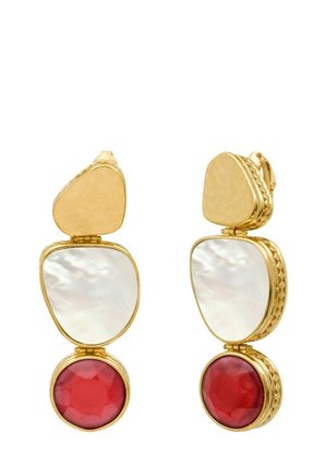 Boucles d'oreilles clip en ton or avec des formes géométriques superposées comprenant un triangle doré texturé, un ovale blanc ressemblant à une coquille et une pierre précieuse ronde rouge.