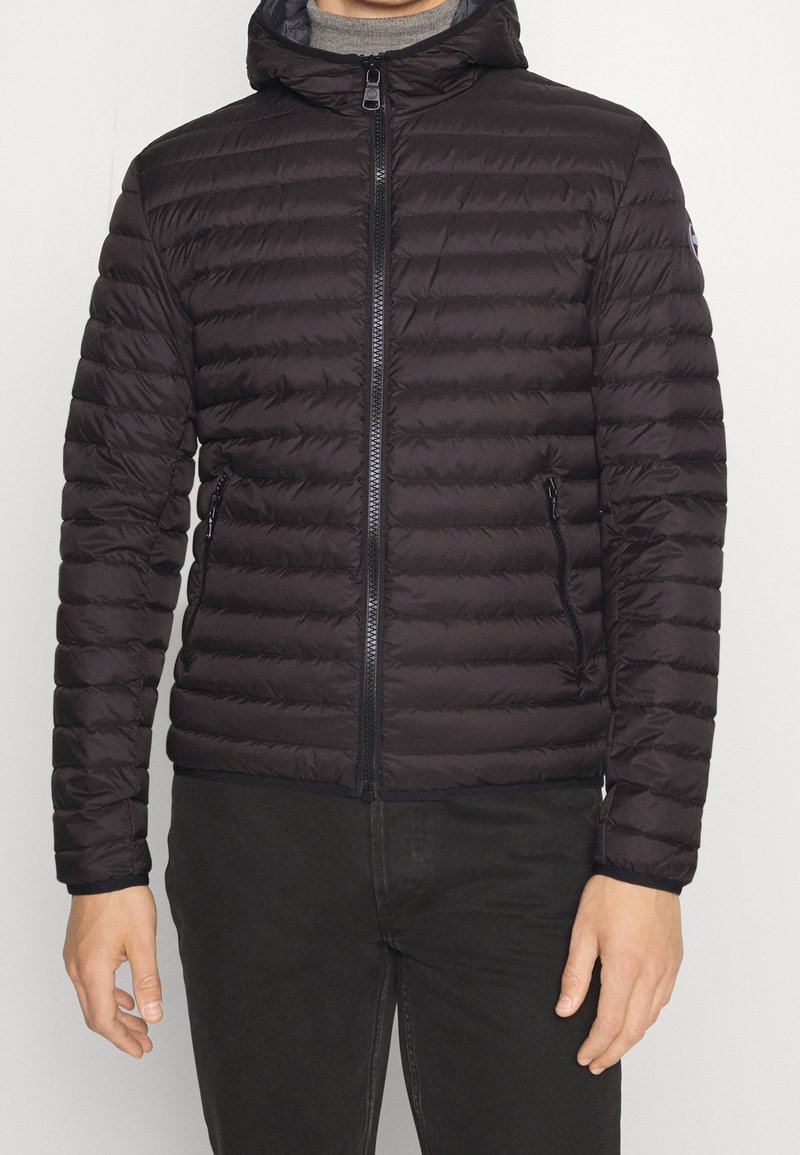 Černá péřová bunda s horizontálním prošíváním, kapucí a zapínáním na zip. Má dvě boční kapsy a elastické manžety pro lepší padnutí.