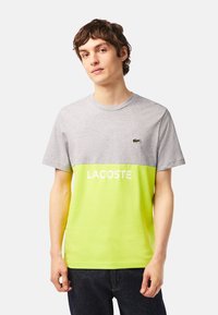Lacoste Triko s potiskem - hellgrau