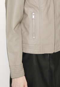b.young BYACOM - Casaco de pele sintética - vintage khaki
