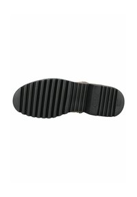 Suela de zapato de goma negra con estrías horizontales, que presenta una sección con una marca. Superficie lisa con textura pronunciada a lo largo de las ranuras.