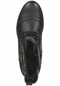 Stivale alla caviglia in pelle nera con finitura testurizzata, allacciatura frontale e zip laterale. Presenta dettagli in tessuto grigio e colletto imbottito.