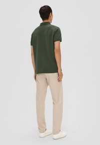 s.Oliver MIT LOGO-STICKEREI - Poloshirt - tannengrün