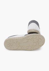 Scarpe in stile espadrilles con tomaia in tela bianca, dettagli in suede grigio e suola avvolta in juta. Suola in gomma con motivo a stelle.