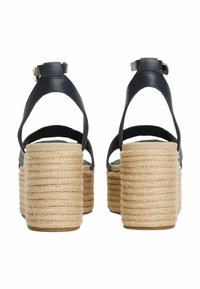 Sandali wedge in pelle blu navy con tacco avvolto in juta, caratterizzati da un retro aperto, cinturino alla caviglia regolabile e suola testurizzata.