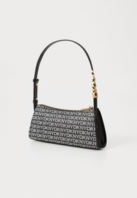 Μαύρη και γκρι τσάντα χειρός με επαναλαμβανόμενο μοτίβο λογότυπου, με φερμουάρ κλεισίματος και καμπύλη λαβή με χρυσές λεπτομέρειες.
