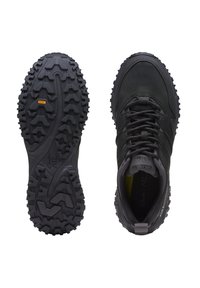 Zapatos deportivos negros con una suela de goma texturizada, puntera reforzada y cuello acolchado. Presenta un diseño de suela gruesa para mayor agarre y una parte superior de malla.