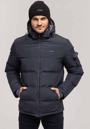 Granatowa kurtka puchowa z zamek błyskawicznym, wysokim kołnierzem, bocznymi kieszeniami oraz logo Lee Cooper na klatce piersiowej i rękawie. Teksturowana tkanina.