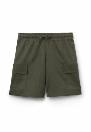 Short cargo vert olive avec ceinture élastique, cordon de serrage et poches à rabat sur les deux jambes.