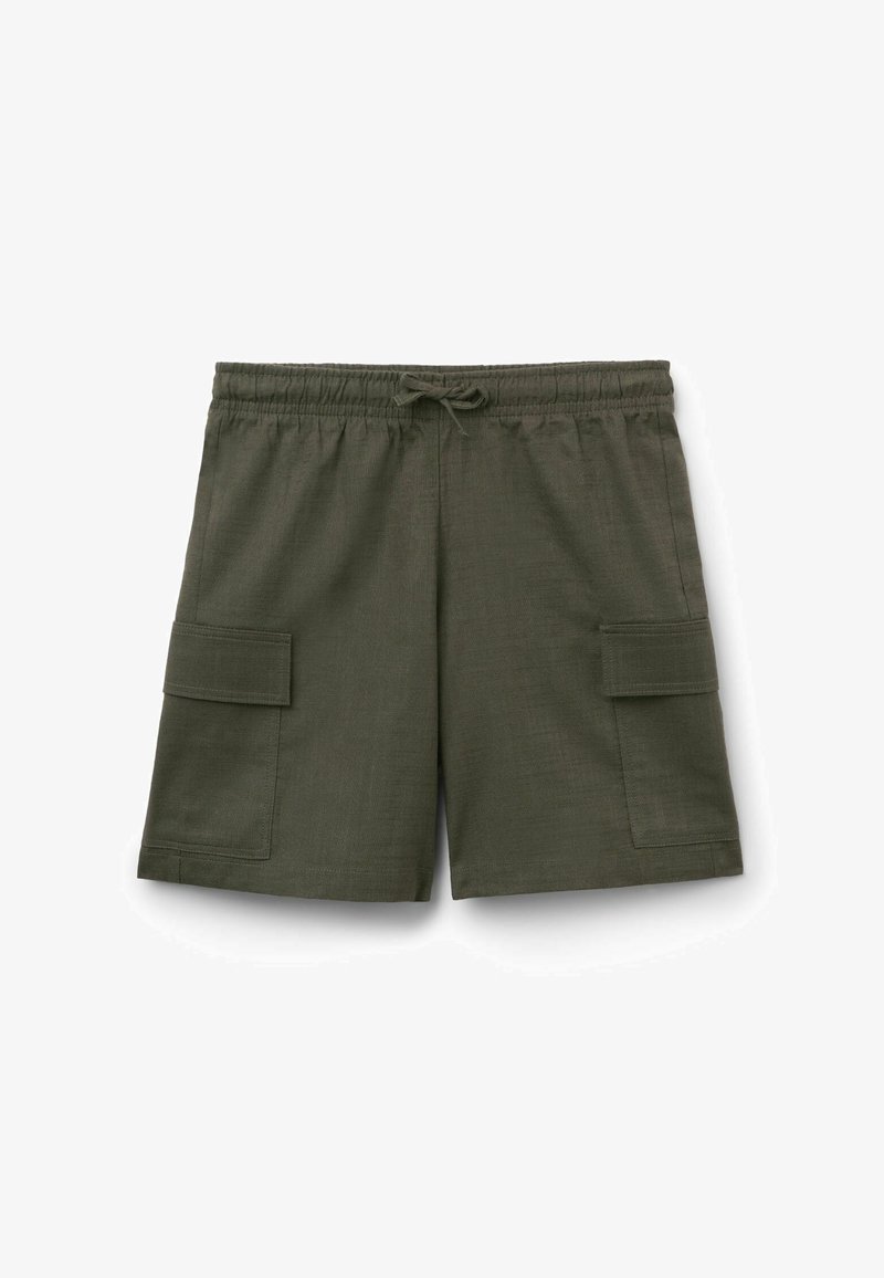 Short cargo vert olive avec ceinture élastique, cordon de serrage et poches à rabat sur les deux jambes.