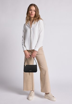 Chemise blanche à bouton, pantalon large beige, sac à main noir texturé et baskets crème. Tissu lisse, couleurs neutres, design décontracté.