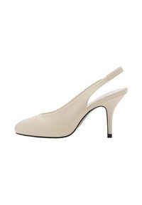Scarpa con tacco alto beige a slingback, con punta affilata, texture liscia, design minimalista e tacco sottile. Dettaglio della suola nera.