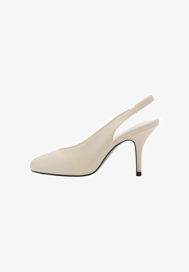 Scarpa con tacco alto beige a slingback, con punta affilata, texture liscia, design minimalista e tacco sottile. Dettaglio della suola nera.