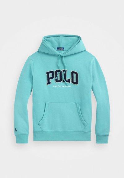 Törökzöld kapucnis pulóver elülső zsebbel, kék hímzéssel a "POLO" és "RALPH LAUREN" felirattal, állítható húzózsinórral ellátott kapucnival és bordázott mandzsettákkal.