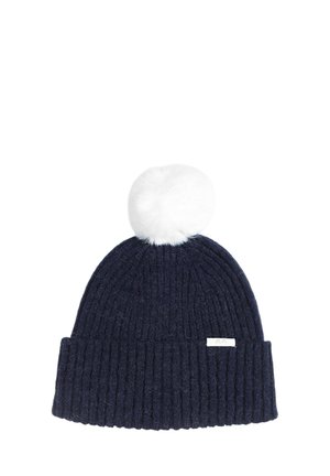 Beanie lavorato a maglia di colore blu navy con texture a coste, abbellito da un pom-pom in pelliccia sintetica bianca. Presenta un piccolo etichetta con logo bianco sul bordo.