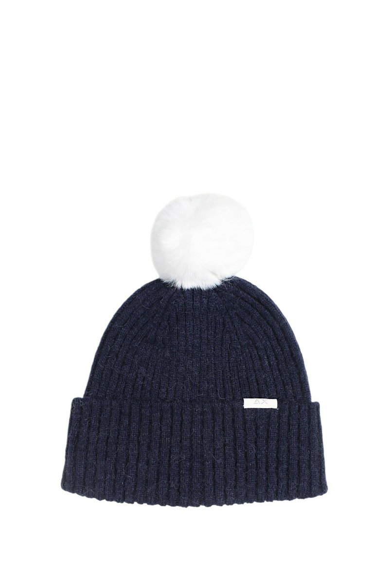 Beanie lavorato a maglia di colore blu navy con texture a coste, abbellito da un pom-pom in pelliccia sintetica bianca. Presenta un piccolo etichetta con logo bianco sul bordo.