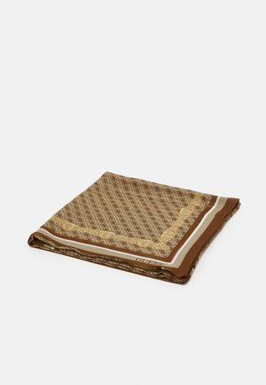 Écharpe pliée marron et beige à motif avec chaîne et impression logo et texte "Guess" dans un coin.