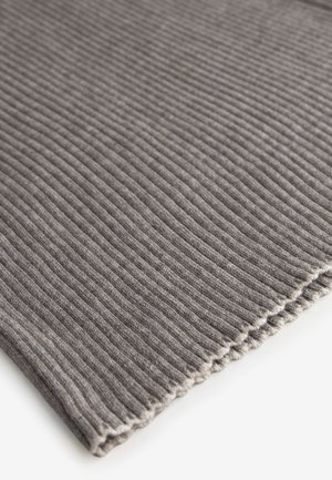 Šedá žebrovaná látka s strukturovaným povrchem a měkkým zakončením. Okraj je opatřen pečlivě prošitým lemem. Vhodná pro různorodé použití.