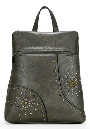 Sac à dos en cuir gris foncé avec des clous décoratifs dorés et argentés disposés en motifs en rayons d'étoile, avec une poignée supérieure et une poche zippée à l’avant.