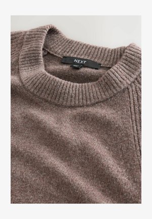 Maglione marrone lavorato a maglia con scollatura a rotondo a coste e tessuto testurizzato. Presenta un'etichetta del logo con la scritta "NEXT". Posizione appiattita.