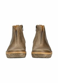 Stivali ankle in pelle marrone con cerniere laterali, punte arrotondate, dettagli cuciti e suole in gomma con un motivo testurizzato.