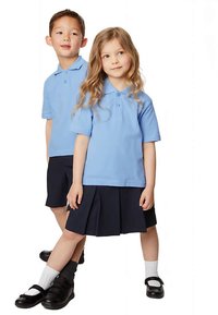 Jasnoniebieskie koszulki polo w połączeniu z granatowymi plisowanymi spódniczkami i szortami. Dziewczynka ma białe skarpetki i czarne buty; chłopiec nosi ciemne buty.