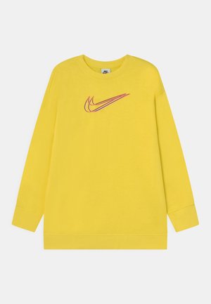 Gul Nike langærmet sweatshirt med rund hals og rød dobbeltlags swoosh-logo centreret på brystet.
