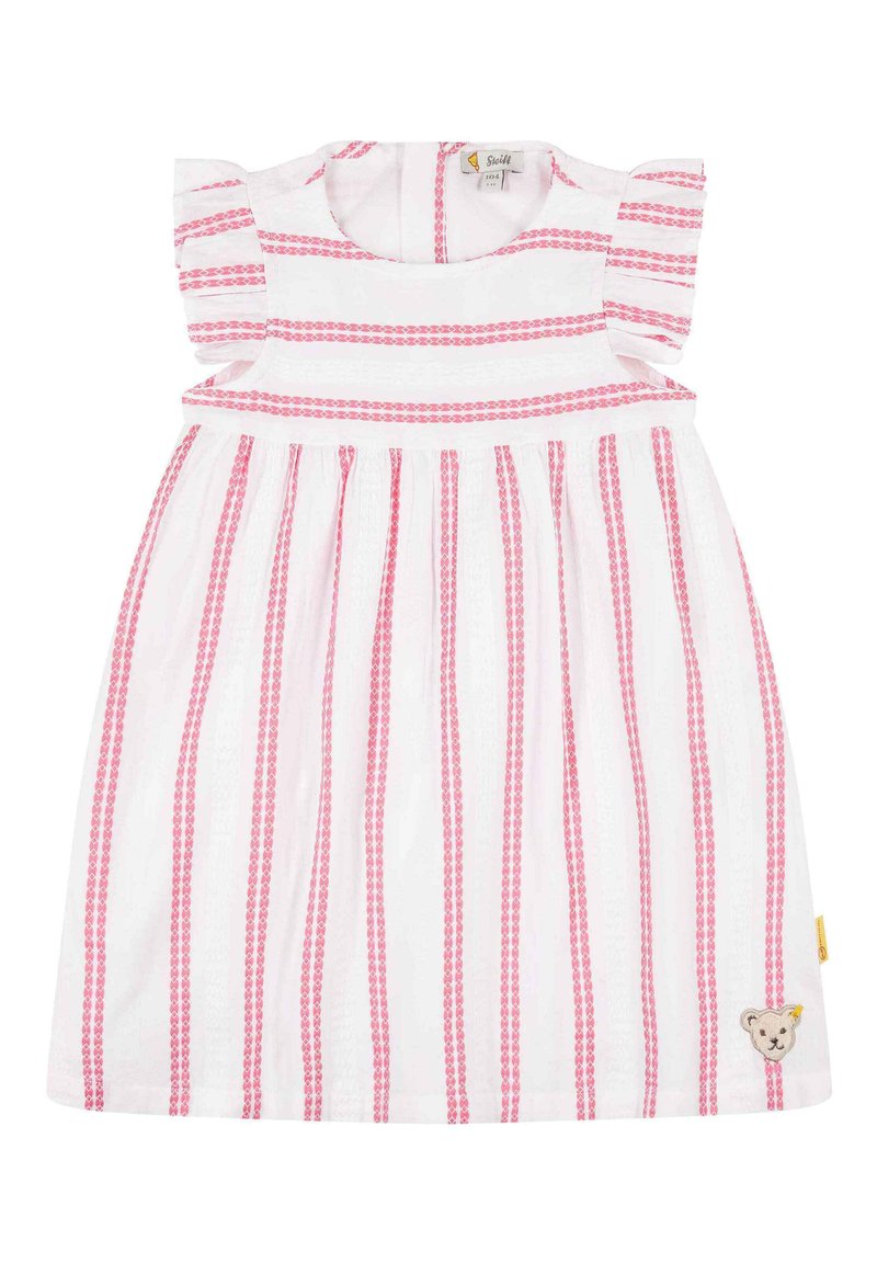 Vestido blanco con rayas rosas, mangas cortas con vuelo, cintura fruncida y un pequeño bordado de un oso en el dobladillo. Textura de tela suave.